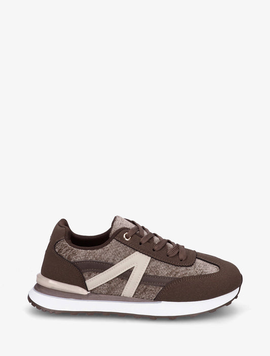Sneakers effetto nabuk e tessuto con inserti a V - Marrone